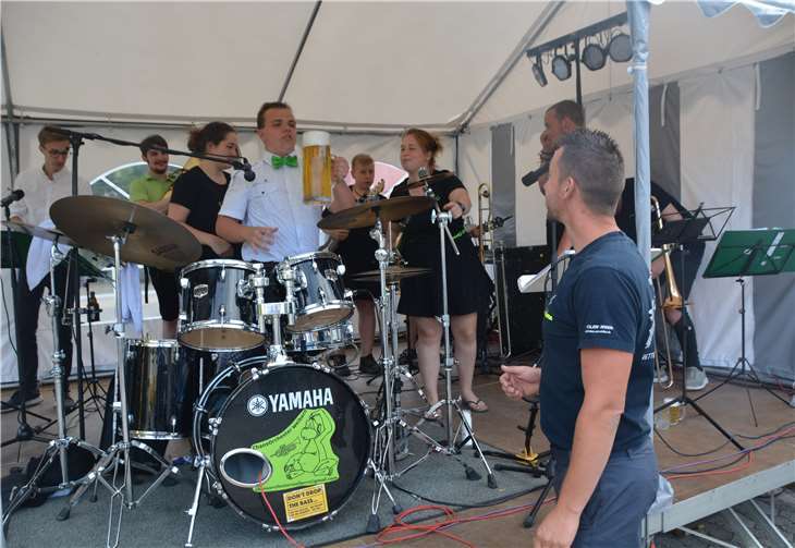 Bier, Markt, Musik und Unterhaltung Eine Tradition aus Oberösterreich:Das 2-l-Bierglas wird reihum auf der Bühne weitergereicht.