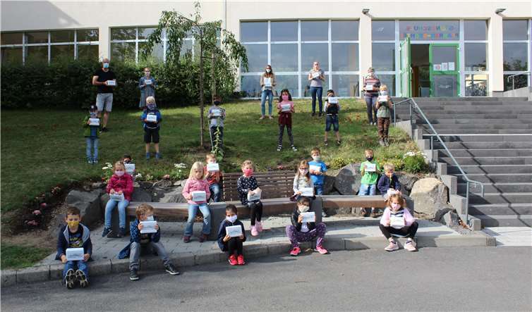Eine Tradition ist es schon, dass die Firma Heuft den neuen Schülern der Grundschule eine Brotdose überreicht. Foto: privat