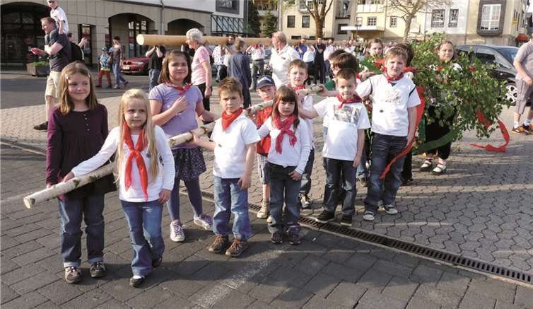 Eine Tradition ist es schon, dass die Kindergartenkinder ihren eigenen Maibaum haben. privat