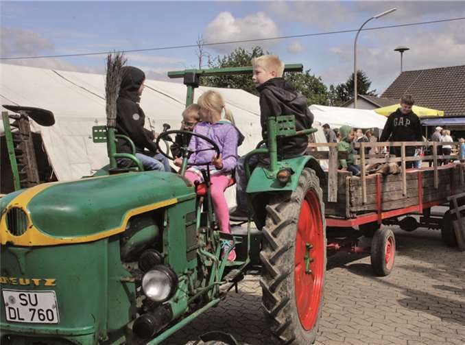 Eine Treckerfahrt rund ums Dorf war für viele Kinder ein tolles Erlebnis.