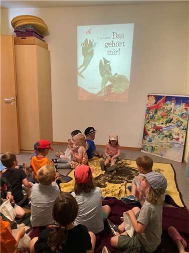 Eine Tüte Popcorn, eine gemütliche Decke und schon konnte das BilderbuchKINO starten.  Foto: privat