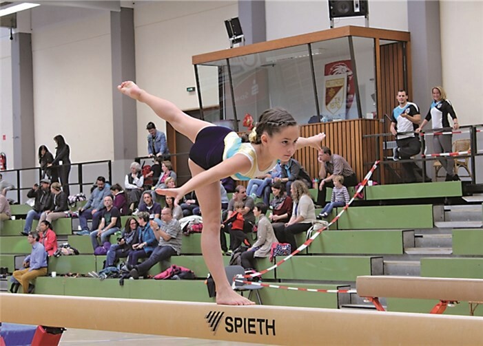 Eine Turnerin auf dem Schwebebalken.