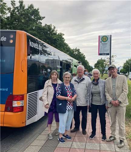 „Eine Überdachung für die stark frequentierte Haltestelle Am Metternicher Bahnhof“! Diesen Wunsch unterstützt der Koblenzer Seniorenbeirat. Nach einer Kaffeerunde im überdachten Sitzplatz auf dem Spielplatz am Trifter Weg (Projekt des Seniorenbeirats) auf Einladung der Spielplatzpatin Christa Klein positionierten sich Vorstand und Mitglieder des Koblenzer Seniorenbeirats zum gemeinsamen Foto an der Haltestelle. V.li. Lutgard van Damme, Christa Klein, Prof. Dr. Heinz-Günther Borck, Monika Artz, Edgar Kühlenthal. Foto: Seniorenbeirat
