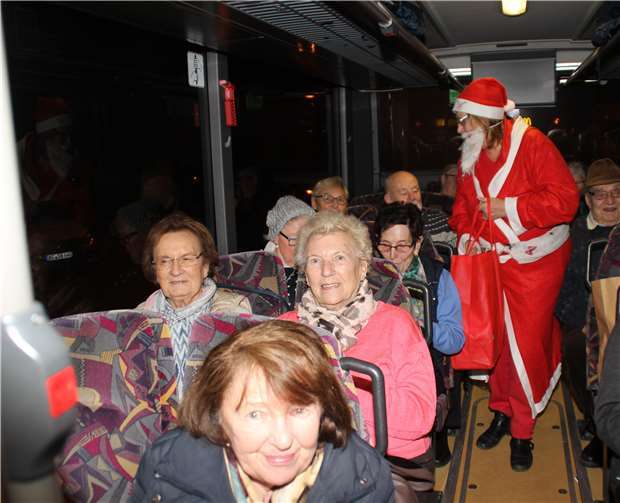 Eine Überraschung gab es für die Teilnehmer der Fahrt auf dem Heimweg, als an einem Rastplatz der Weihnachtsmann zustieg. privat