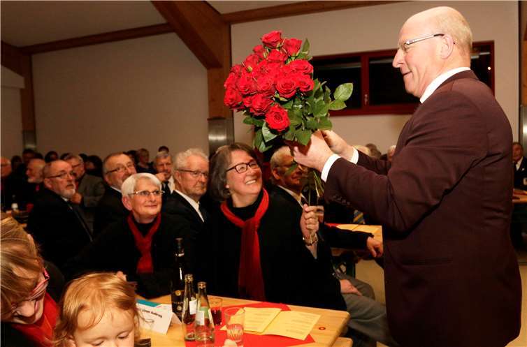 Eine Überraschung hatten die Sänger des MGV Adenauer Land parat: Zu den Klängen von „Rot sind die Rosen“ verteilten sie Rosen an die Damen im Publikum.