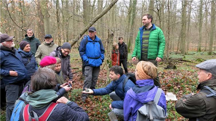 Eine Überraschung im Gepäck: Gabriel Heeren (rechts) und Achim Habbel (mitte) zeigen den Exkursionsteilnehmern eine römische Glocke, die beim Gutshof im Harterscheid gefunden wurde.  Foto: Denkmalverein/Wolfgang Surek