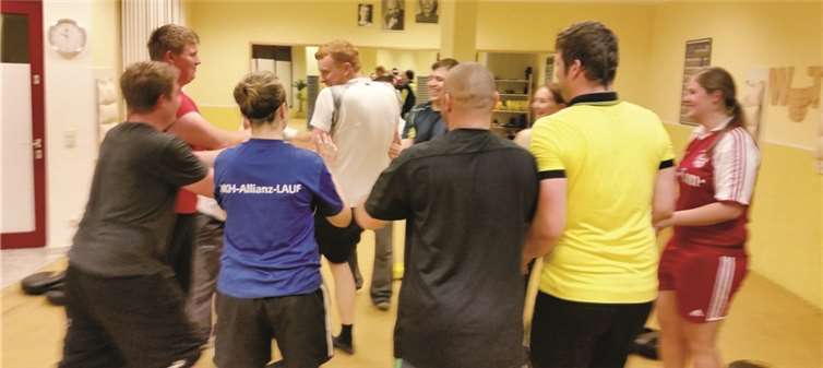 Eine Übung beinhaltete das Lösen aus dem Kreis. privat