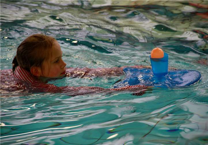 Eine Übung war, mit dem Schwimmbrett und einem vollen Wasserbecher, auf dem ein kleiner Ball schwamm, durchs Wasser zu gleiten. Monika Fuchs