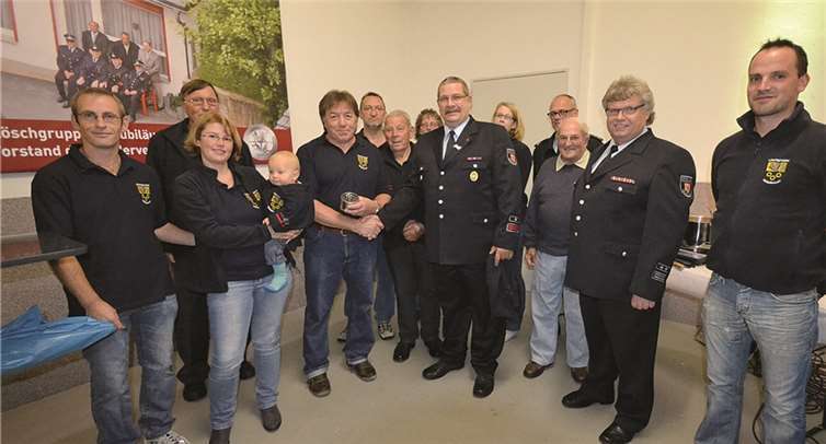 Eine Uhr bekommt Heinz-Josef Raths zum Abschied von den Vettelhovener Wehrkameraden. Löschgruppenleiter Ludwig Weil dankt ihm für 42 Jahre ehrenamtliche Mitarbeit.WM