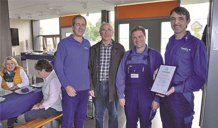 Eine Urkunde der Innung überreichte Thomas Sonntag (v.r.) an Michael Merzenich. Es gratulierten auch Stefan Sonntag und Renée Roth.AB