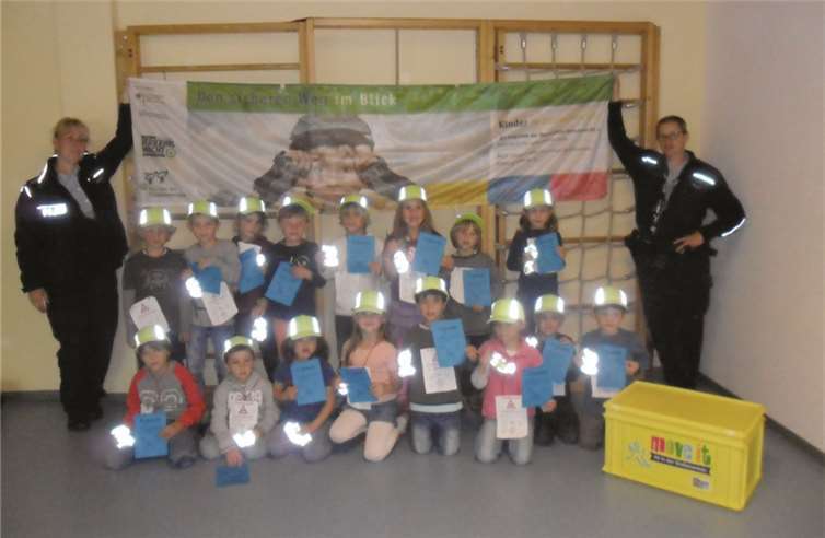 Eine Urkunde, eine Kappe und einen Anhänger erhielten die Kids zur Belohnung von der Polizei. privat