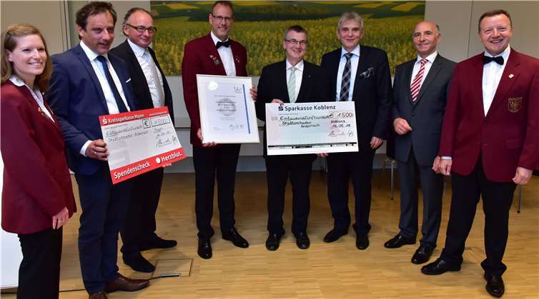 Eine Urkunde und zwei Schecks über insgesamt 3000 Euro erhielt das Stadtorchester Andernach. Diesen Preis nahm deren Vorsitzender (4.v.li.) entgegen. Fotos: -HEP-