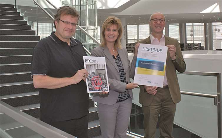 Eine Urkunde vom Deutschen Bibliotheksverband wurde nun von Kulturdezernent Detlef Knopp (re.) an Bibliotheksdirektorin Susanne Ott und ihren Stellvertreter Thomas Koch (li.) überreicht. Stadt Koblenz Pressestelle