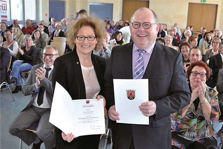 Eine Urkunde zum Abschied und eine zum 40-jährigen Dienstjubiläum übergab Präsidentin Dagmar Barzen.