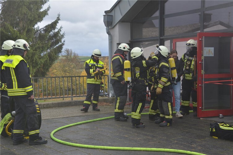 Starke Rauchentwicklung aus der Turnhalle, zwei Personen im Gebäude vermisst  Eine Vermisste Person wurde wohlbehalten aus dem Gebäude gerettet.