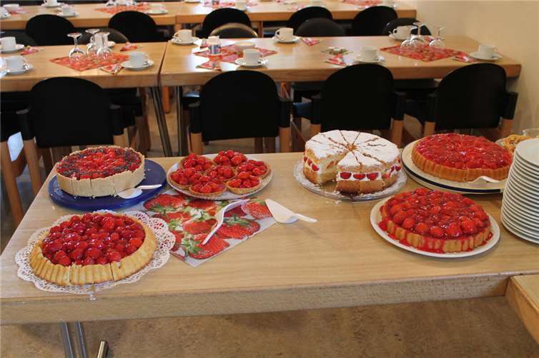 Eine Vielfalt leckerer, selbst gebackener Kuchen mit den roten Früchten erwartet die Gäste beim Erdbeerfest der CDU Rheinbreitbach.  Foto: Heinz Schmitz