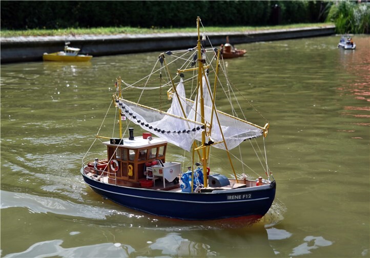 Eine Vielzahl von ferngesteuerten Schiffen aller Art und anderen Fahrmodellen wird vorgeführt bzw. ausgestellt.Privat