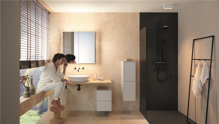 Eine Walk-in-Dusche ermöglicht einen barrierefreien Zugang, ein Dusch-WC steigert den Komfort, stilvolle Armaturen prägen das Interior Design, und ein neues Badmöbel-Ensemble schafft nicht nur Stauraum, sondern auch ein wohnliches Ambiente. Das neue Badezimmer ist fertig. 