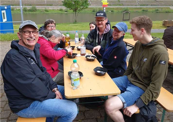 Eine Wandergruppe bei der Mittagsrast.