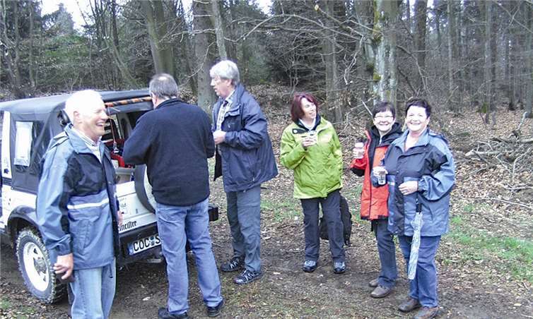 Eine Wandergruppe stärkte sich am Wandermobil. Werner Arenz, Geschäftsführer Heimat- und Verkehrsverein Masburg