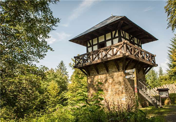 Eine Wanderung mit Barbara Friedhofen führt u. a. am Römerturm vorbei. Fotos: privat