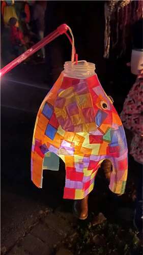 Eine Waschmittelflasche wurde als Laterne umfunktioniert. Foto: privat