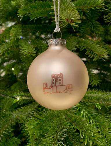 Eine Weihnachtsbaumkugel mit der Burg Wernerseck. Foto: privat