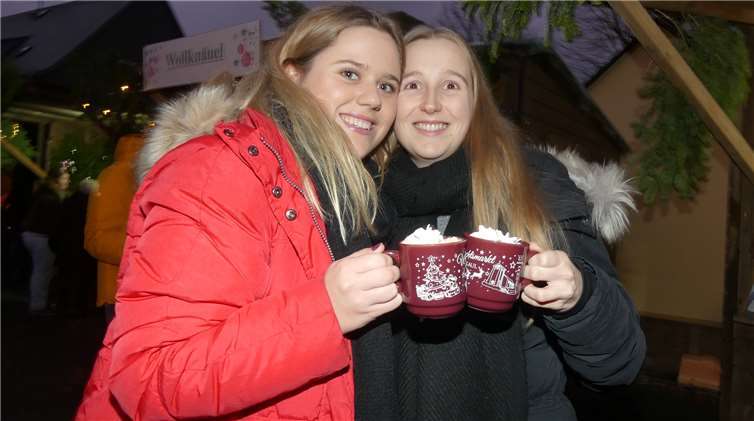 Eine Weihnachtstasse mit heißem Kakao und Sahnehäubchen war vor allem bei den Mädels beliebt.