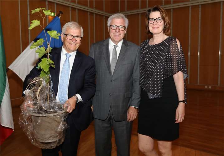 Eine Weinrebe vom Unkeler Sonnenberg überreichte (v.li.) Stadtbürgermeister Gerhard Hausen seinem scheidenden Kamener Amtskollegen Hermann Hupe und dessen Ehefrau Christine als Zeichen gewachsener Verbundenheit.Privat