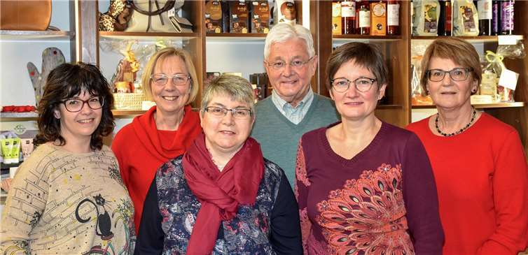 Eine-Welt-Vorsitzender Hans-Joachim Schmitz hatte mit seinen Vorstandsmitgliedern und Mitarbeiter*innen des Weltladens in den vergangenen Monaten oft Herzklopfen, wenn sie daran dachten, wie der Weltladen die Corona-Pandemie und Schließung des Weltladens übersteht. Auf Wunsch werden auch in den kommenden Wochen und Monaten Bestellungen nach Hause geliefert. V.li: Jutta Dietrich, Jutta Demuth, Luzi Kröll, Hans-Joachim Schmitz, Annette Förster und Gisela Bach. Foto: Eine-Welt Linz e.V.