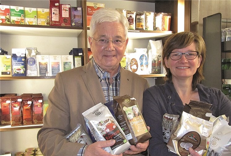 Eine-Welt-Vorsitzender Hans-Joachim Schmitz und die stellvertretende Vorsitzende Annette Förster gratulieren den Gewinnern der Kaffee-Schätzaktion des Weltladens zum Gewinn von je einem Pfund fair gehandelten Kaffee. Die Gewinner werden in diesen Tagen schriftlich benachrichtigt. Privat