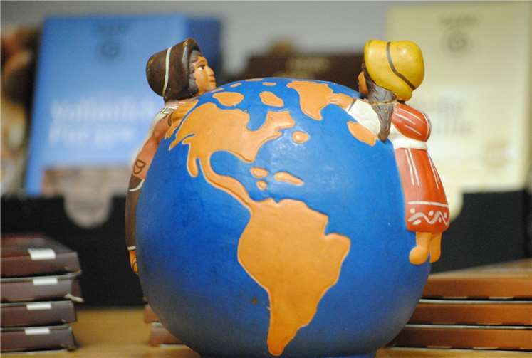 Eine Welt, in der es nicht gerecht zugeht: Dass Menschen aus südlichen Ländern ins reiche Europa fliehen, hat seine Ursachen auch in der jahrzehntelangen Ausbeutung der Entwicklungsländer durch die Industrienationen.privat