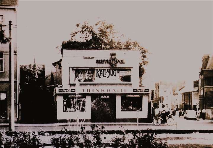 Das Alte Kino hat Geburtstag Eine Werbetafel an der Ecke Hauptstraße und Poststraße in Bendorf.