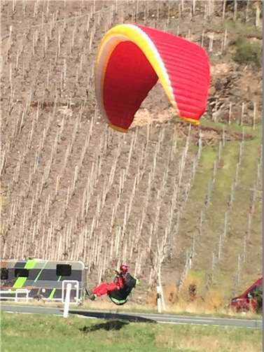 Eine Wiese am Moselufer bei Eller nutzen die fliegenden Sportler als Landefläche.