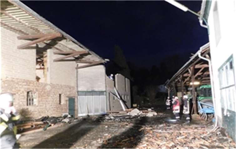 Eine Windhose hatte ein Stalldach in Bad Bodendorf abgehoben. Fotos: Polizei