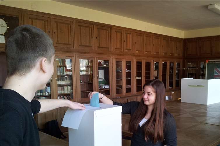 Eine Woche lang konnten die Oberstufenschüler des Gymnasiums Calvarienberg in der zum Wahllokal umfunktionierten Alten Bibliothek ihre Stimme abgeben. privat