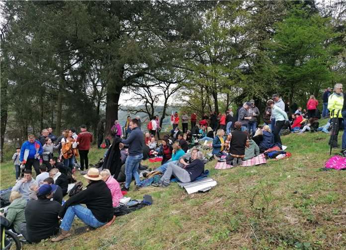 Eine Woche nach Ostern feiern die Cochemertraditionell ihren Knipp-Montag auf dergleichnamigen Wiese oberhalb der Burg. Fotos: TE
