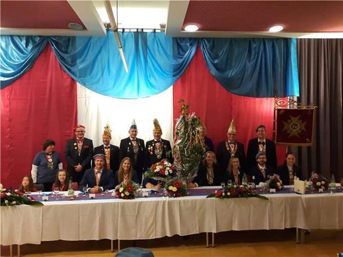 Eine Woche nach der symbolischen Erstürmung des Historischen Rathauses, mit der die Karnevalssession offiziell begann, fand die Kürung des närrischen Tollitätenpaares und ihres Gefolges statt. Foto: privat