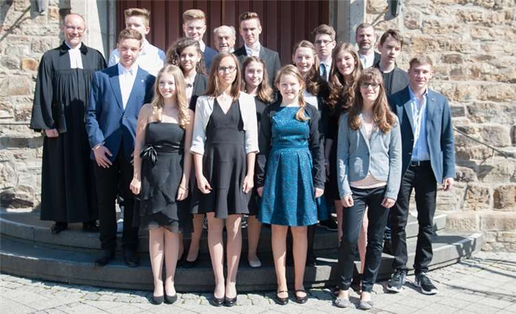 Eine Woche später nahmen die Konfirmanden der Gruppe Mohr zum ersten Mal am Abendmahl teil.