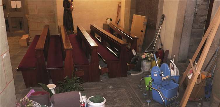 Eine Woche vor Weihnachten hält man es beim Betrachten der als Lagerstätte umfunktionierten Alten Kirche kaum für möglich, dass am Heiligen Abend alles wieder an seinem ursprünglichen Platz stehen wird.