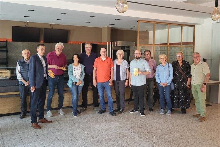 Eine Woche vor der Eröffnung: Mitglieder der Fraktionen von CDU, Bündnis 90/ die Grünen, BSW, FWG und FDP zeigen sich mit Eigentümer Lars Löhmar beeindruckt von der Gestaltung und dem Konzept des „Tante Enso“ Marktes in Oberbieber und der Gemeinschaftsleistung der Menschen im Stadtteil zur Sicherung der Nahversorgung