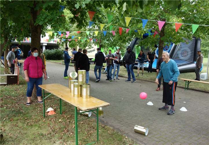 Eine Wurfbude gehlört zur Kirmes immer dazu.