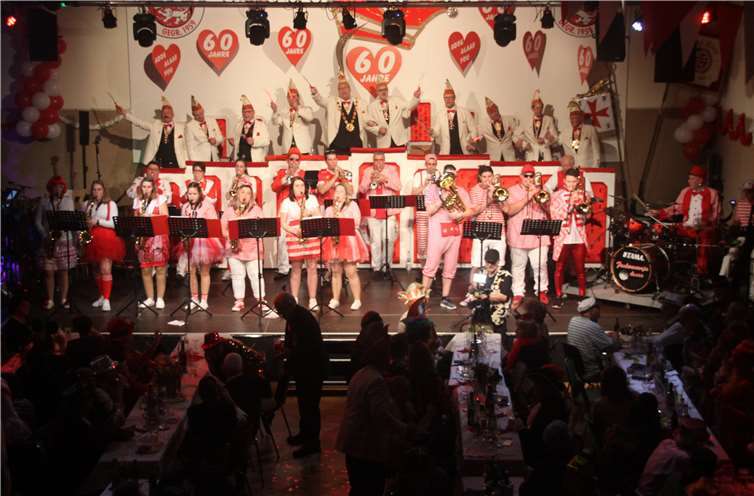 Eine Zeitreise durch die Musik machte das Fanfarencorps