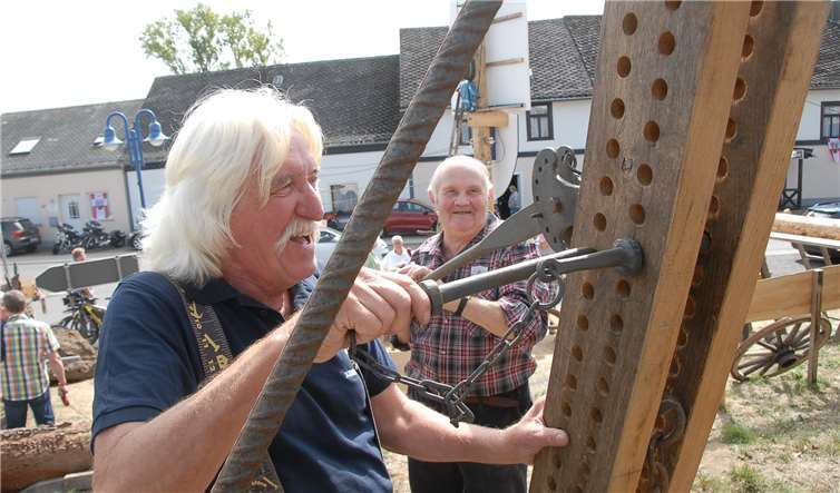 Eine absolute Rarität ist die noch voll funktionsfähige Hebelade von Erich Kölgen, die er hier mit einem Helfer bedient.