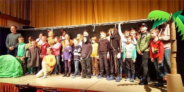 Eine abwechslungsreiche Aufführung vor Familien und Freunden bildete den gelungenen Abschluss der ersten Winterferienfreizeit. Foto: privat