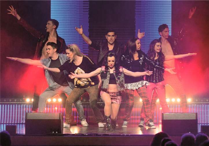 Eine abwechslungsreiche Show, mit viel Gesang und Tanz, wird den Besuchern geboten. Gregor Eisenhuth