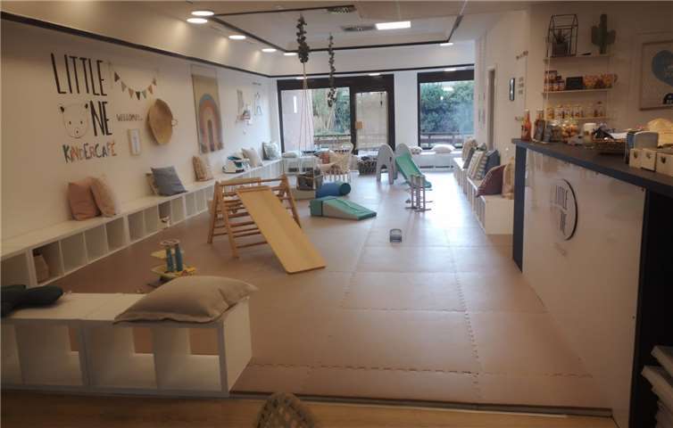 Eine abwechslungsreiche Spiel-, Krabbel-, Bewegungs- und Beschäftigungslandschaft wartet auf die kleinen Besucher des afés. Foto: DU