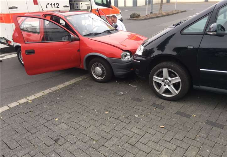 Eine ältere Autofahrerin war auf dem Kaufland-Parkplatz, nachdem diese das Bewusstsein verloren hatte, gegen ein anderes geparktes Auto gefahren. Fotos: Polizei