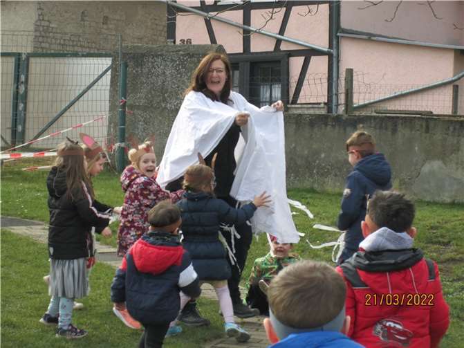 Eine als Winter verwandelte Erzieherin lief im Garten umher und rief laut, dass der Winter noch nicht gehen will. Foto: privat