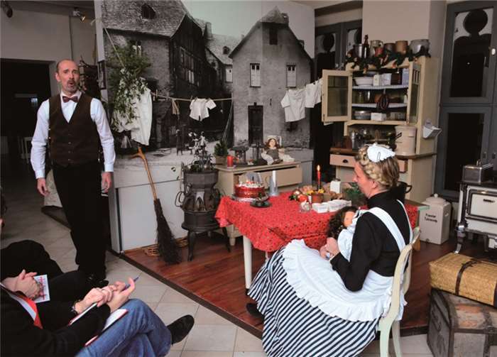 Eine alte Küche und ein Wohnzimmer sind die Kulissen für das Weihnachtstheaterstück.
